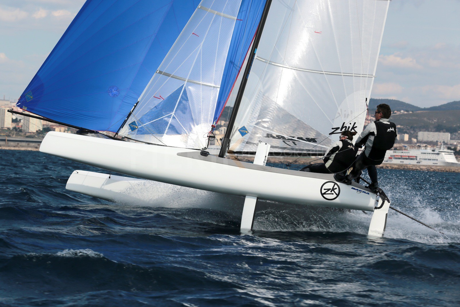 Ingrid Petitjean et Olivier Backes lors du baptême de leur Nacra 17 à la SNM. En route pour les JO de Rio