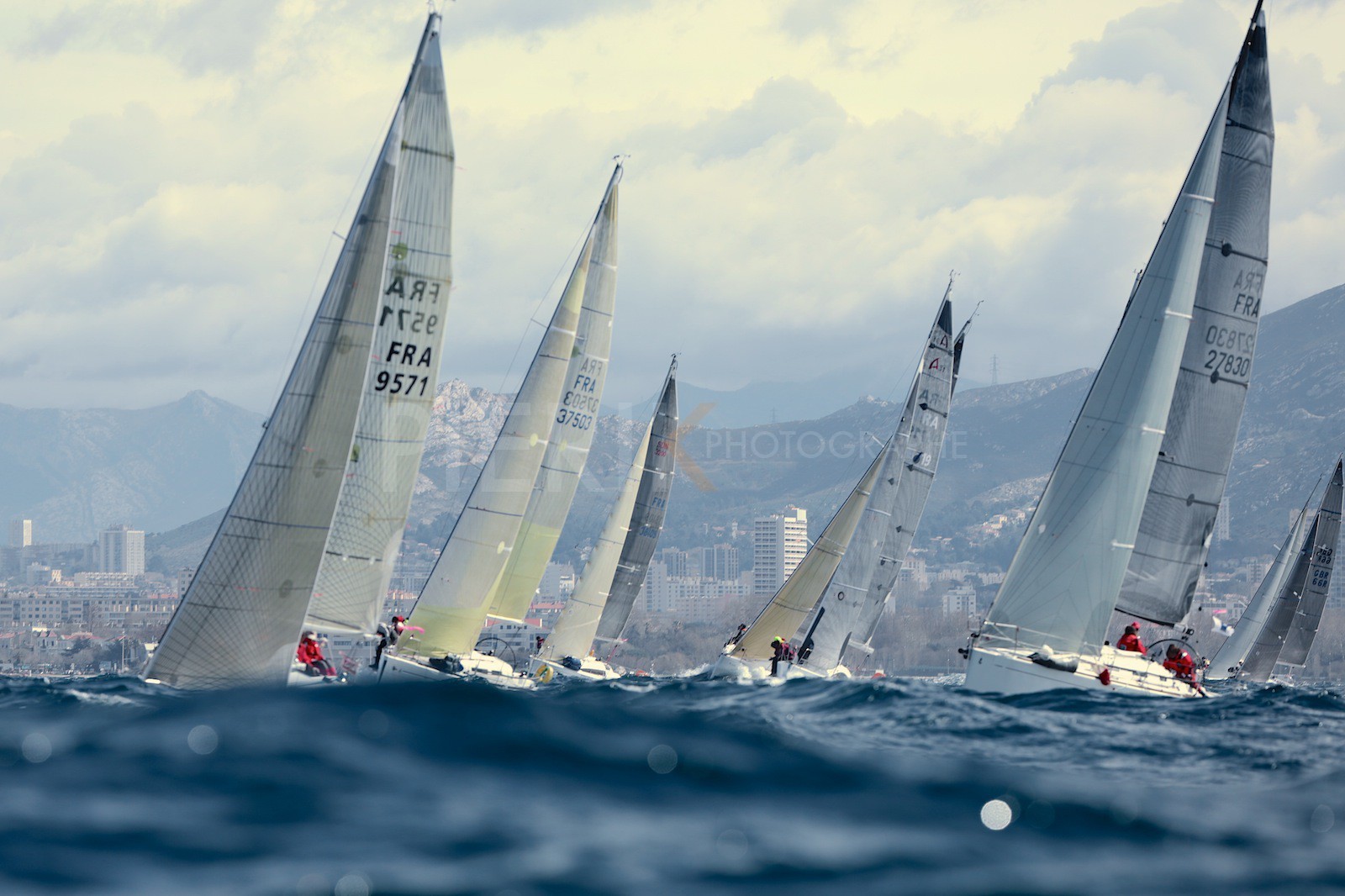 Virus à gauche et Hobby One à droite