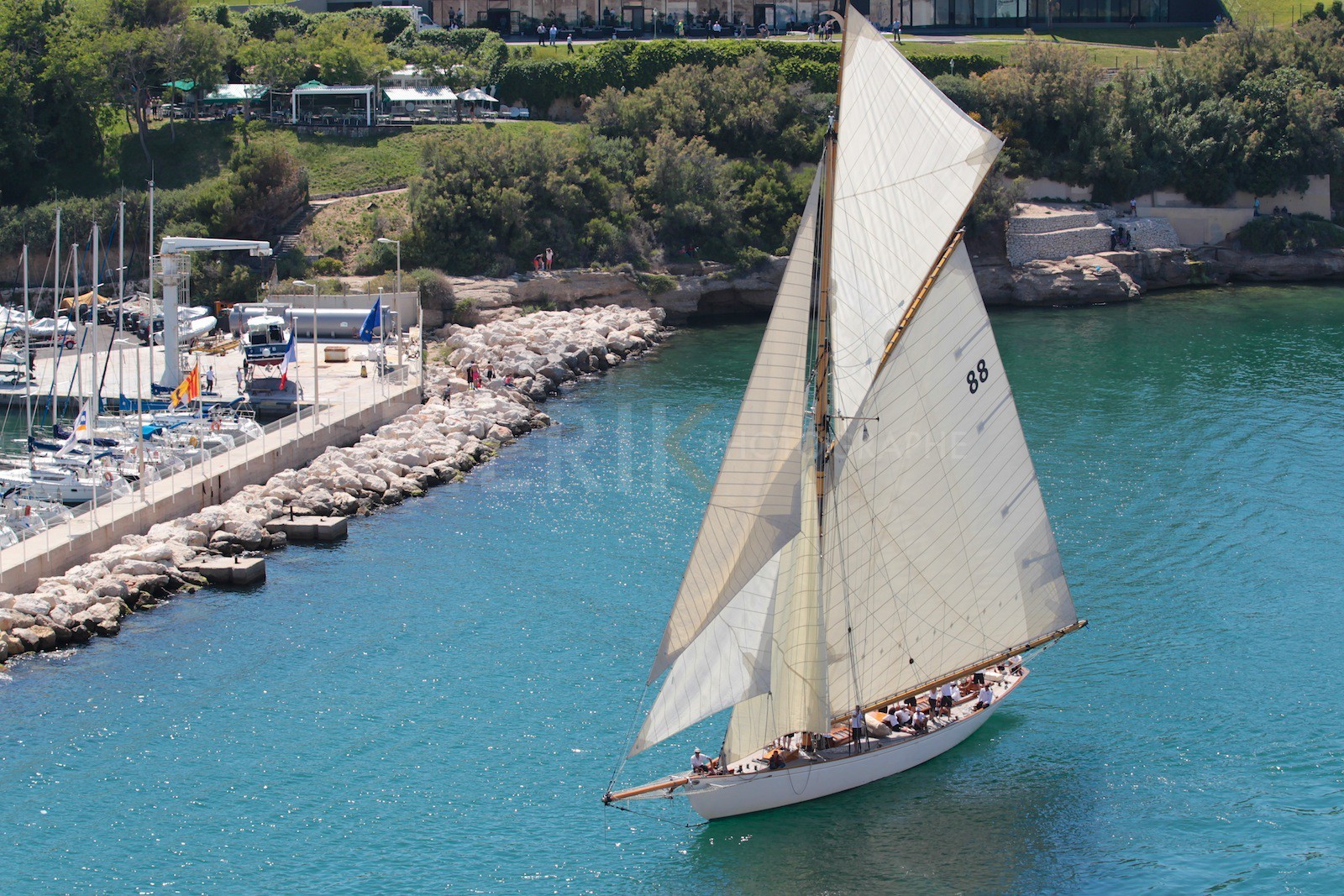 Moonbeam of Fife entre dans le port de Marseille sous voiles.