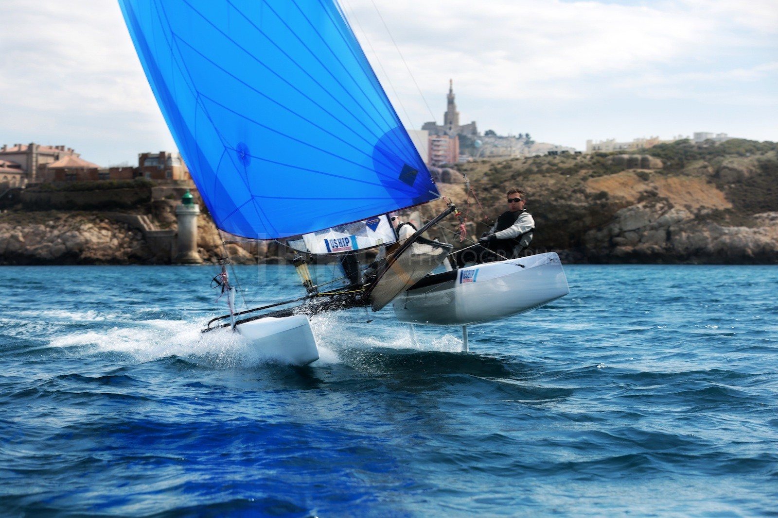 Ingrid Petitjean et Olivier Backes lors du baptême de leur Nacra 17 à la SNM. En route pour les JO de Rio