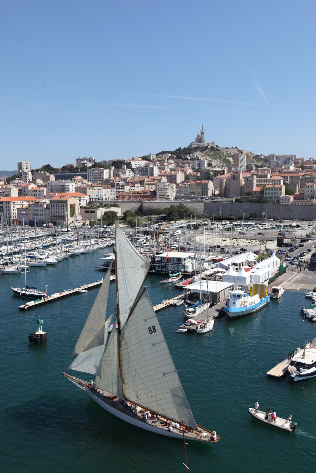 Moonbeam of Fife entre dans le port de Marseille sous voiles.