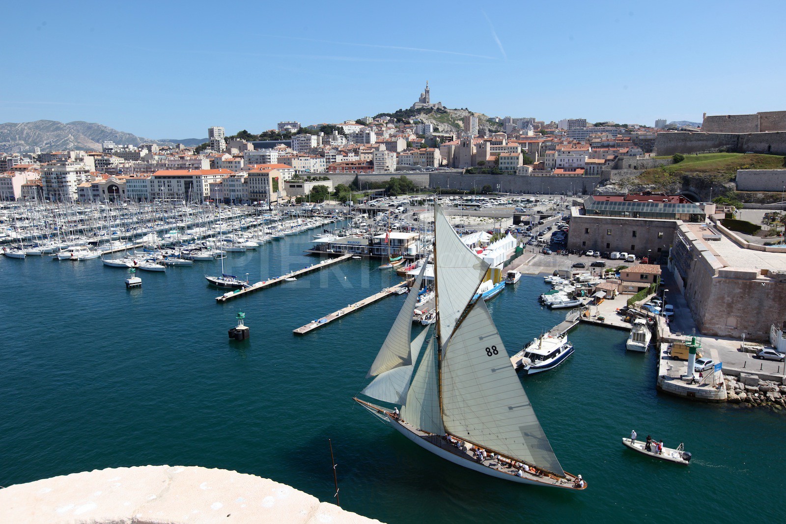 Moonbeam of Fife entre dans le port de Marseille sous voiles.