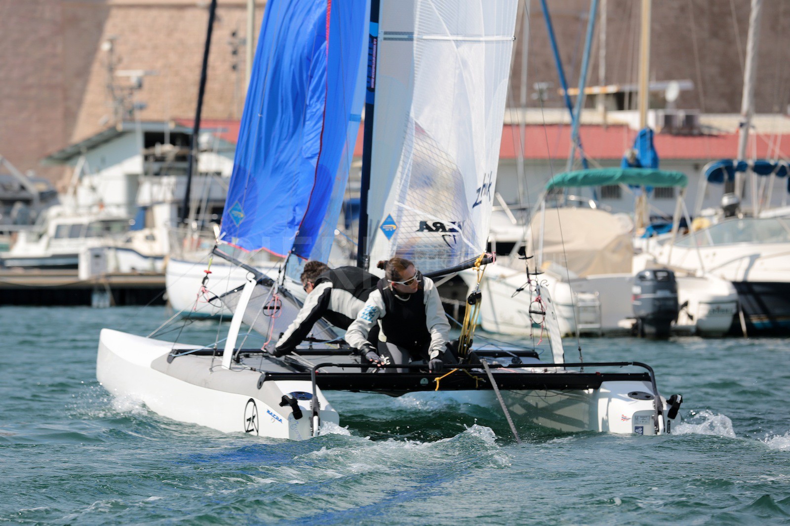 Ingrid Petitjean et Olivier Backes lors du baptême de leur Nacra 17 à la SNM. En route pour les JO de Rio