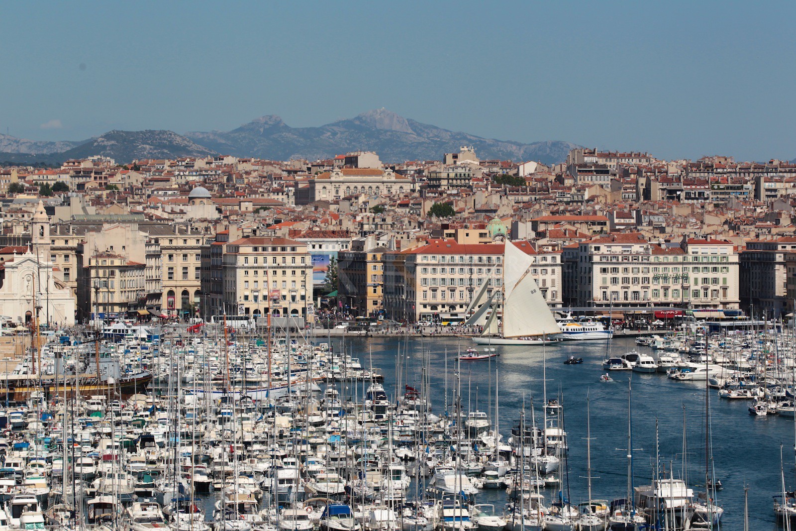 Moonbeam of Fife entre dans le port de Marseille sous voiles.