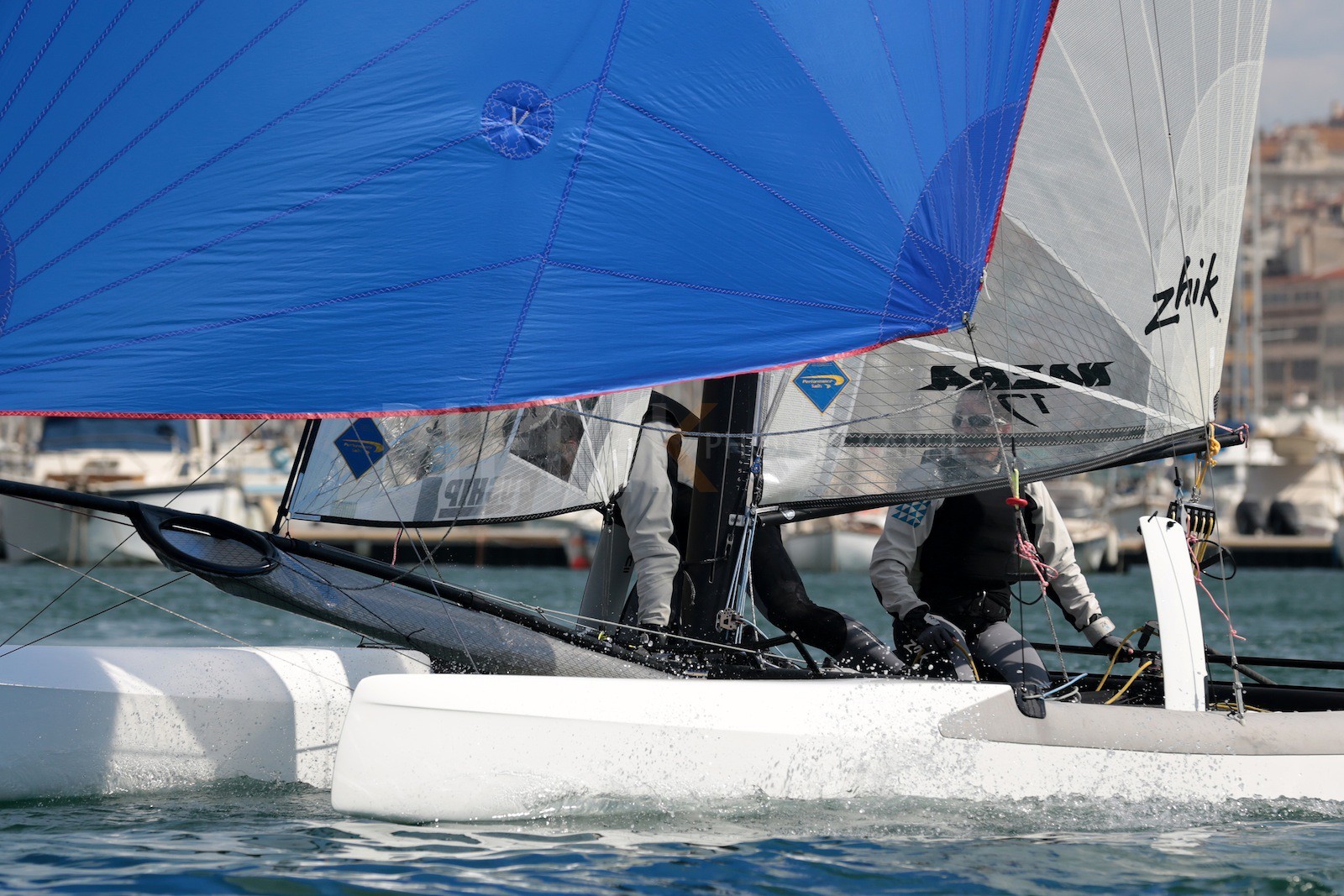 Ingrid Petitjean et Olivier Backes lors du baptême de leur Nacra 17 à la SNM. En route pour les JO de Rio