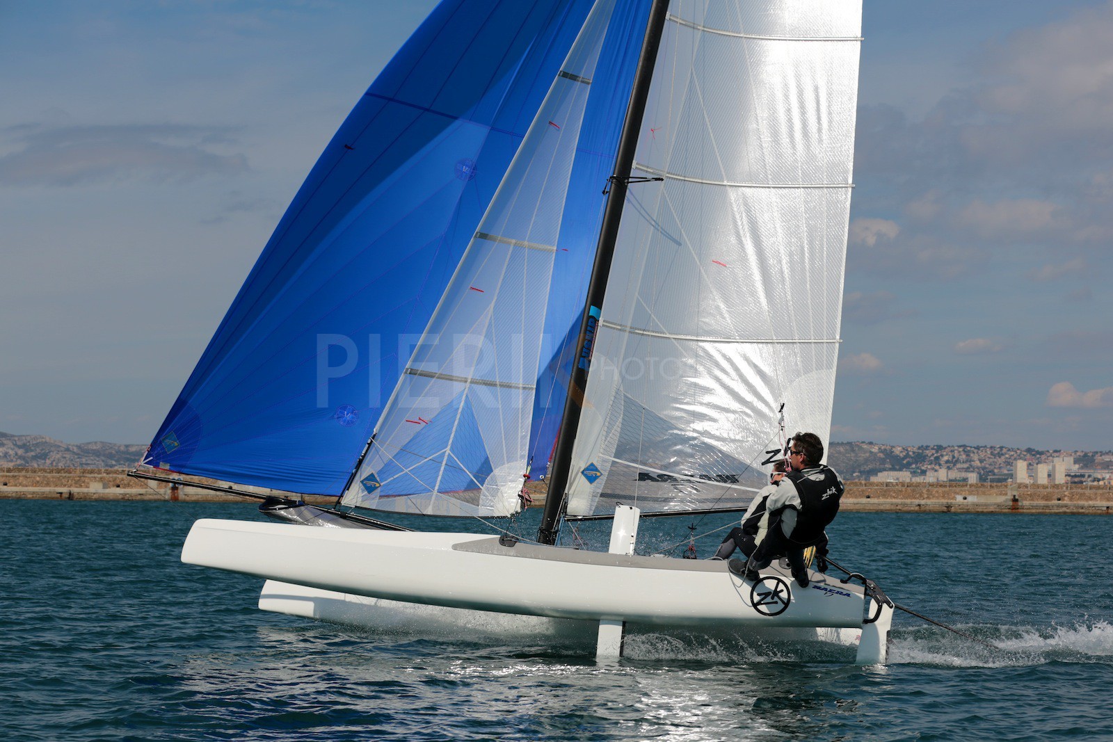 Ingrid Petitjean et Olivier Backes lors du baptême de leur Nacra 17 à la SNM. En route pour les JO de Rio