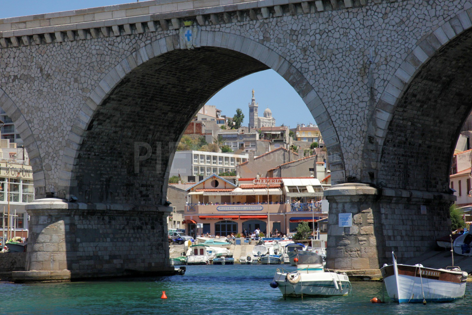 Le vallon des Auffes et la Bonne Mère Le vallon des Auffes et la Bonne Mère