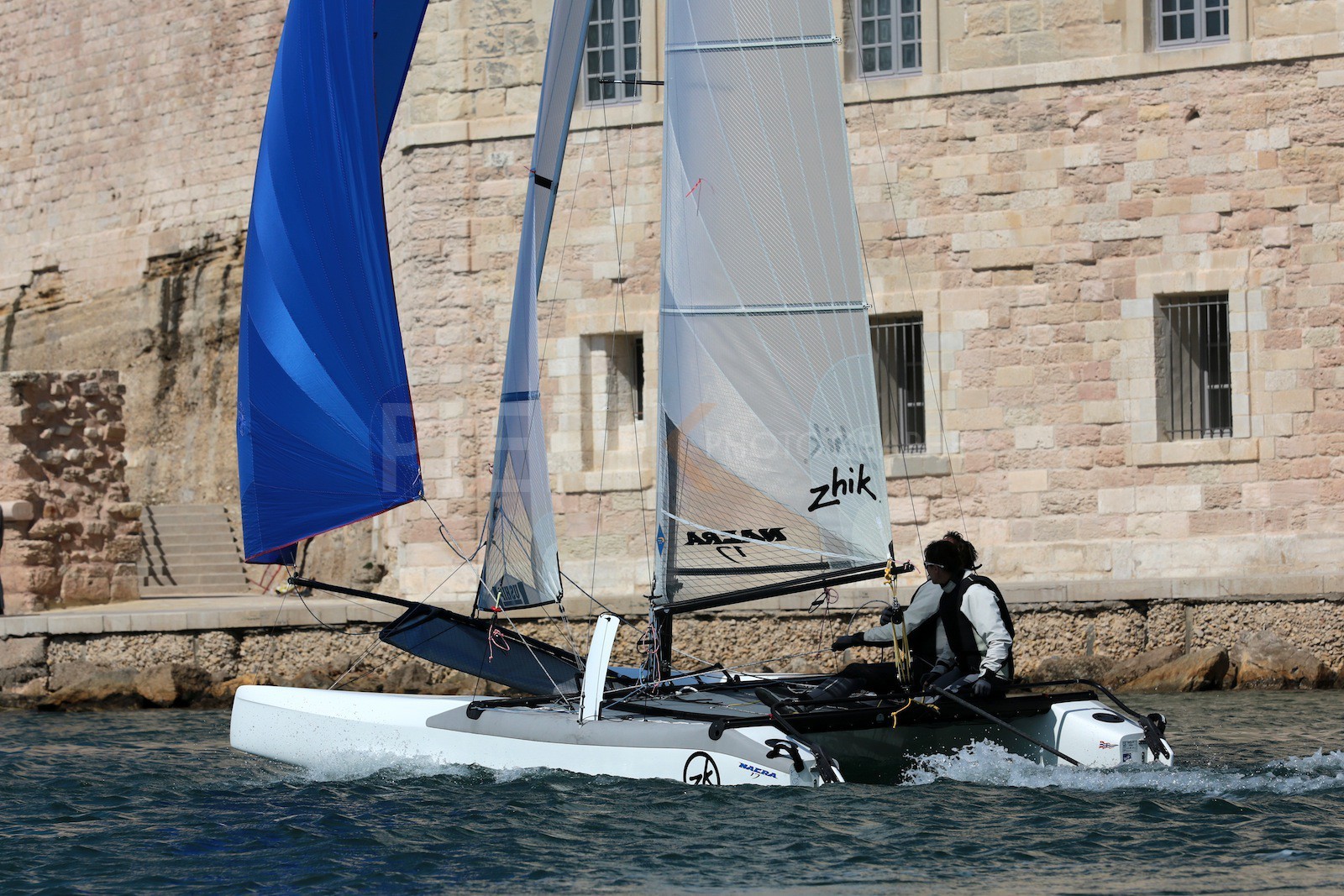 Ingrid Petitjean et Olivier Backes lors du baptême de leur Nacra 17 à la SNM. En route pour les JO de Rio