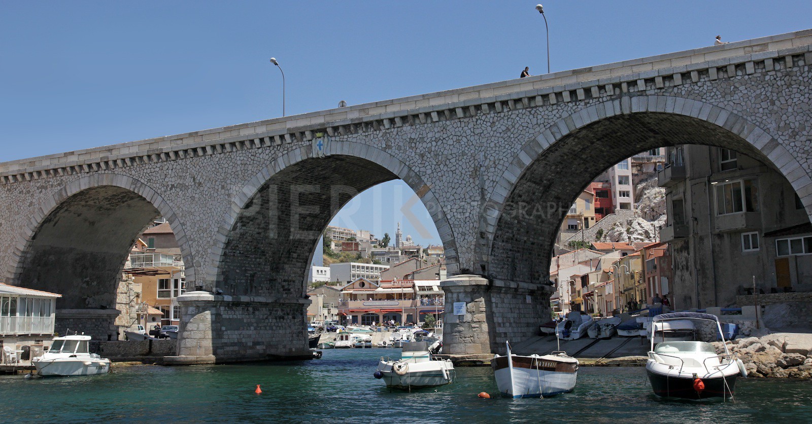 Le vallon des Auffes et la Bonne Mère Le vallon des Auffes et la Bonne Mère