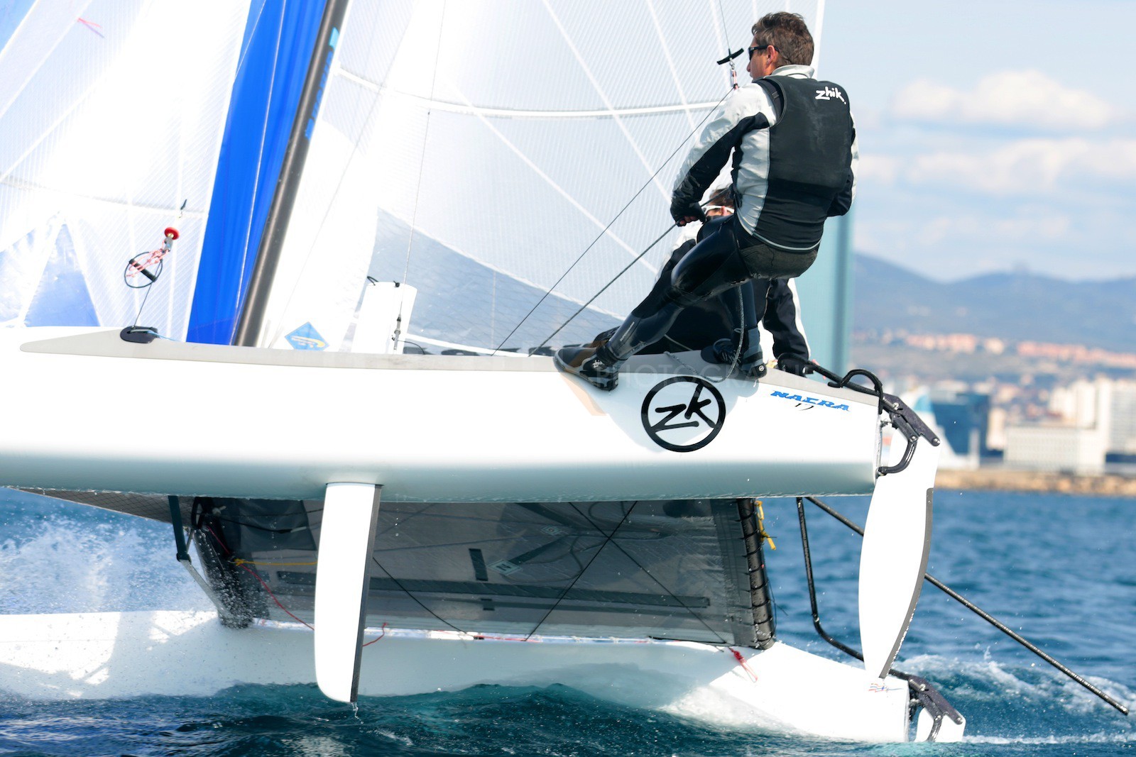 Ingrid Petitjean et Olivier Backes lors du baptême de leur Nacra 17 à la SNM. En route pour les JO de Rio