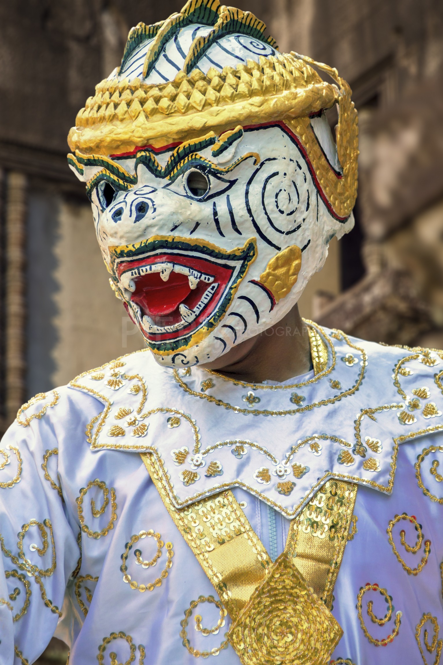 Un homme en costume traditionnel dans le temple de Bayon - A man in traditional dress in the temple of Bayon
