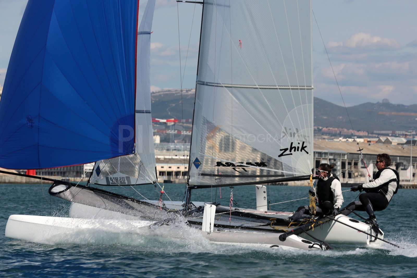 Ingrid Petitjean et Olivier Backes lors du baptême de leur Nacra 17 à la SNM. En route pour les JO de Rio