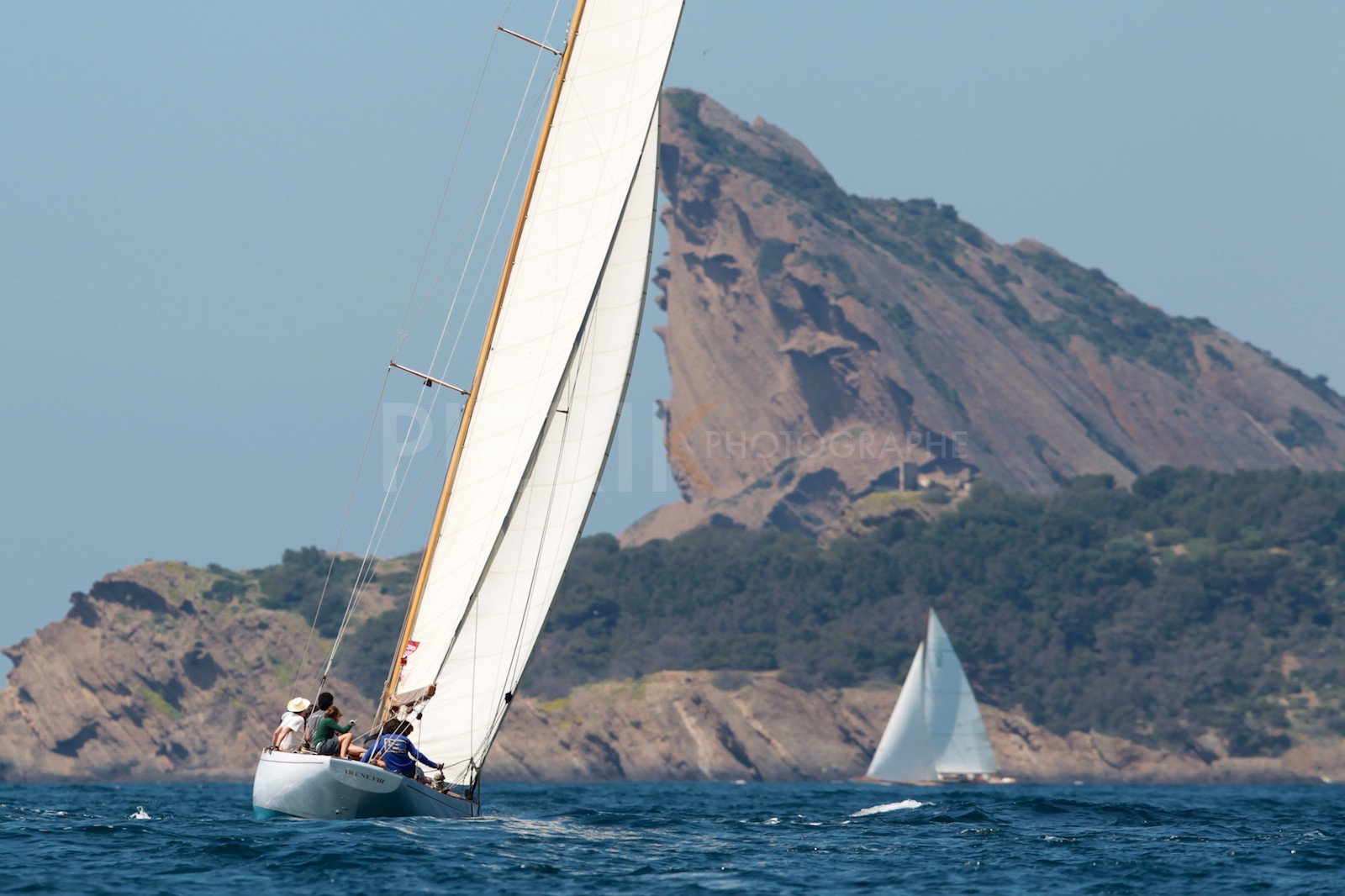 Irène VIII devant le Mugel à La Ciotat